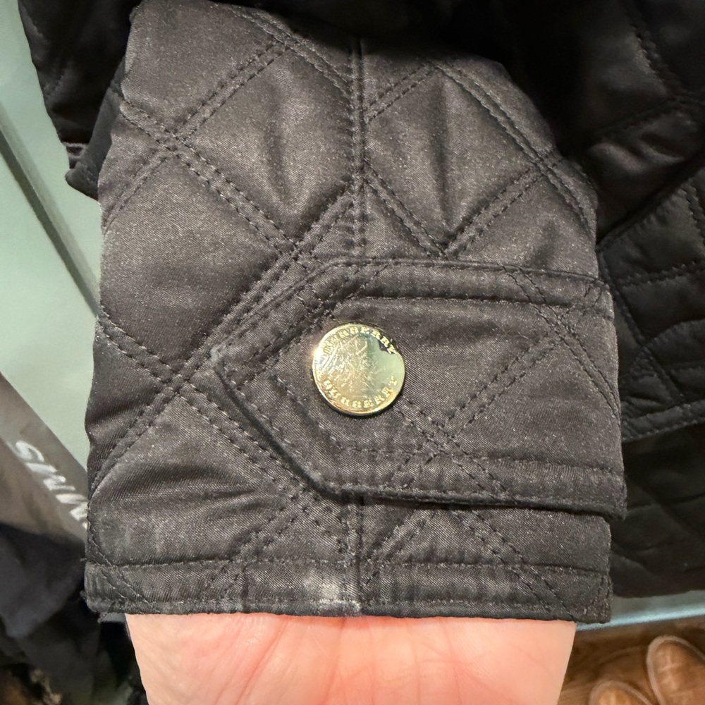Burberry Women's Quilted Short Black Jacket - Picture 5 of 8